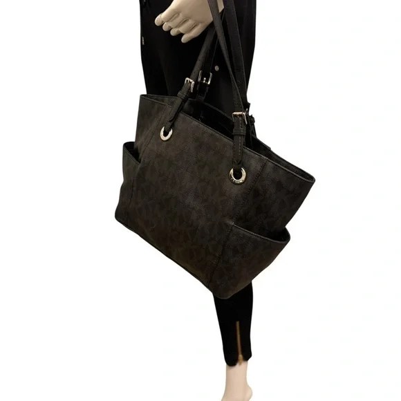 Michael Kors Elegant Black Handbag. Sides packets with a log in the front - Picture 3 of 14